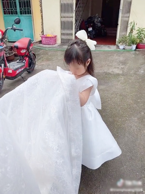 Bé gái mặt buồn thiu nâng váy cưới cho mẹ đi lấy chồng - Ảnh 3