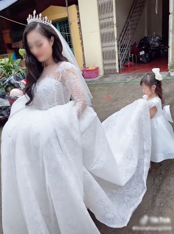 Bé gái mặt buồn thiu nâng váy cưới cho mẹ đi lấy chồng - Ảnh 4