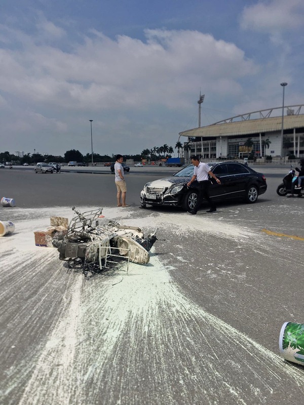 Hiện trường xe Mercedes tông xe máy chở sơn tại Mỹ Đình - Ảnh 1