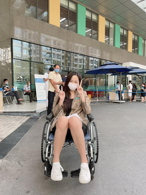 Mai Phương Thuý bất ngờ đăng ảnh ngồi xe lăn trong bệnh viện - Ảnh 1