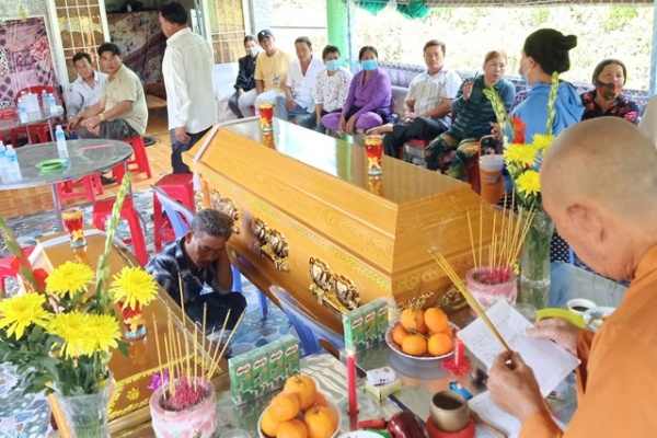 Đám tang của hai cháu bé tử vong nghi do ăn cháo gà ở Bạc Liêu - Ảnh 1
