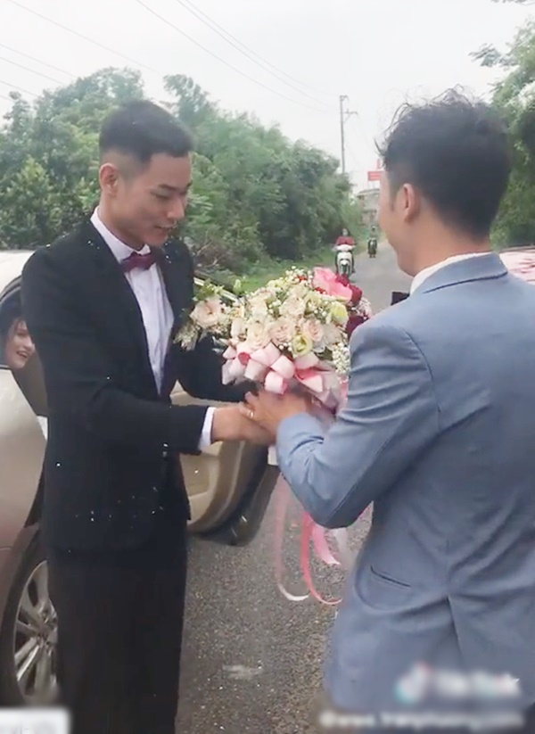 Clip màn đổi hoa cưới gây chú ý của 2 cặp đôi bị chạm xe rước dâu - Ảnh 4