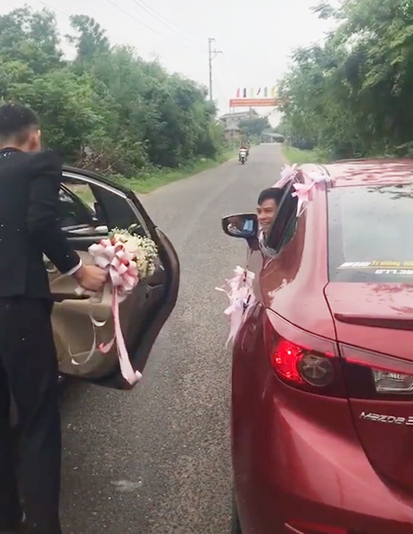 Clip màn đổi hoa cưới gây chú ý của 2 cặp đôi bị chạm xe rước dâu - Ảnh 2