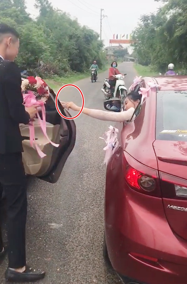 Clip màn đổi hoa cưới gây chú ý của 2 cặp đôi bị chạm xe rước dâu - Ảnh 5