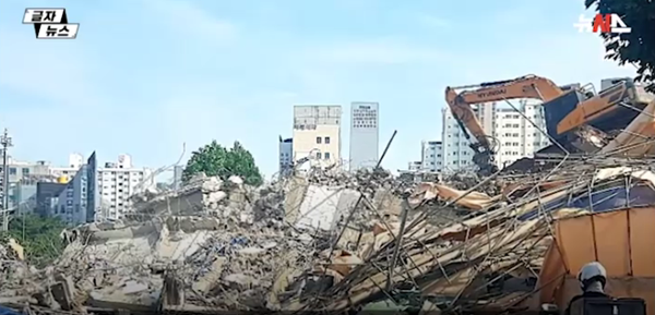 Hiện trường tòa nhà 5 tầng Hàn Quốc sập đổ khiến 17 người thương vong - Ảnh 7