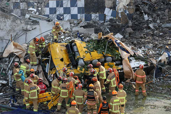 Hiện trường tòa nhà 5 tầng Hàn Quốc sập đổ khiến 17 người thương vong - Ảnh 4
