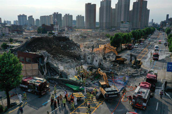 Hiện trường tòa nhà 5 tầng Hàn Quốc sập đổ khiến 17 người thương vong - Ảnh 8