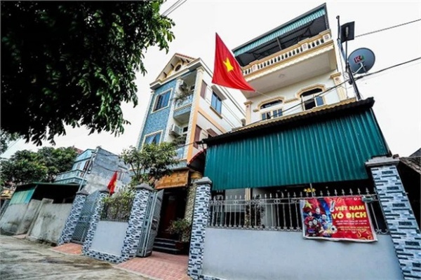 Gia đình Quang Hải đang sống trong 2 căn nhà liền kề ở quê