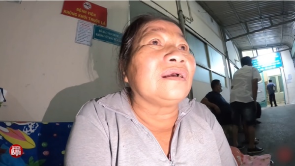 Mẹ già 10 năm ngủ nhờ hành lang bệnh viện vì 7 đứa con không chịu nuôi - Ảnh 4