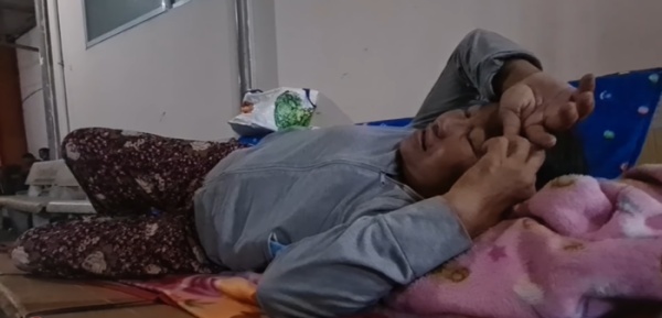 Mẹ già 10 năm ngủ nhờ hành lang bệnh viện vì 7 đứa con không chịu nuôi - Ảnh 2