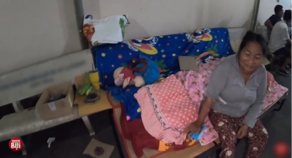 Mẹ già 10 năm ngủ nhờ hành lang bệnh viện vì 7 đứa con không chịu nuôi - Ảnh 1